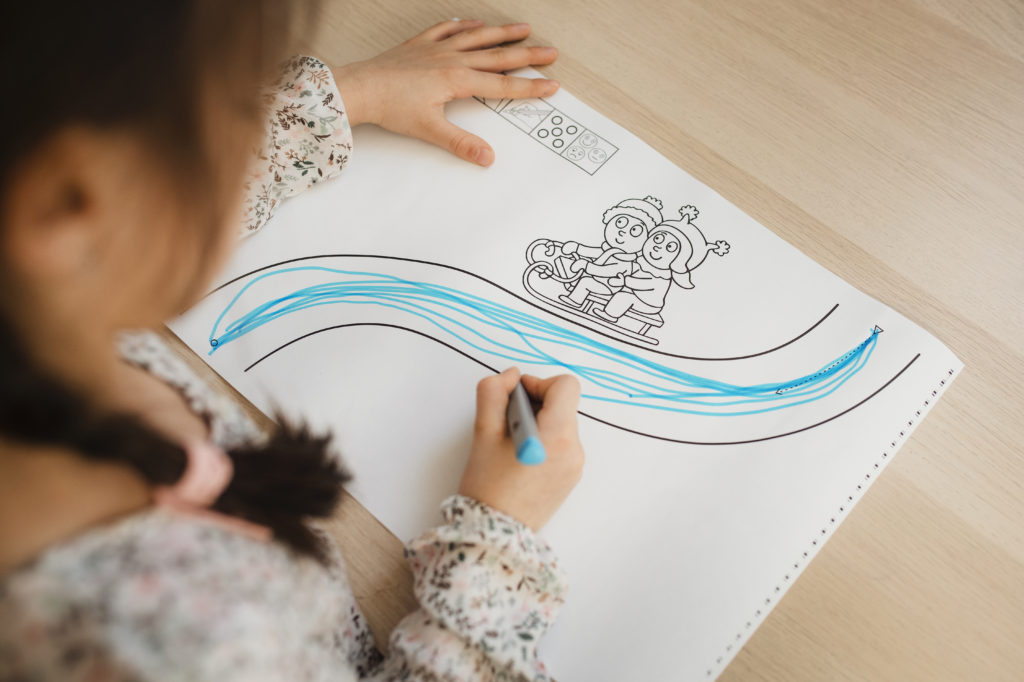 Dítě kreslící řeku. 